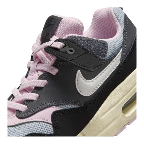 Nike Black and Pink Sneakers for Everyday Comfort - Picture 12 of 12
